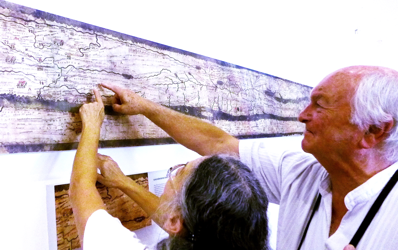 Spurensuche 2023. Suzanne Pawlas, Präsidentin der Genealogischen Gesellschaft Vaucluse und Christian Barry, Präsident der ACFA, haben im Landesmuseum Trier auf einer antiken Straßenkarte Carpentras gefunden.